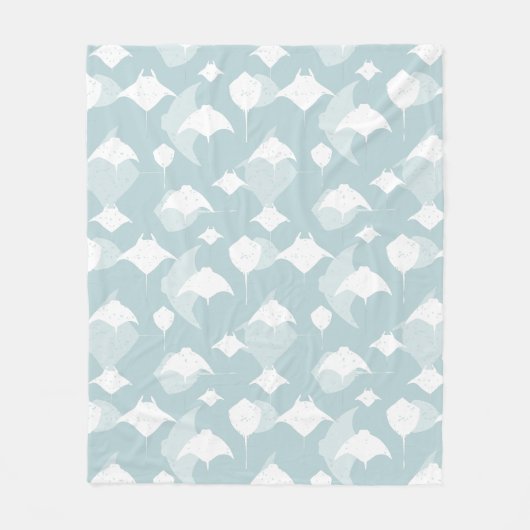 青淡い色のと白のマンタレイとスティングレイ フリースブランケット (正面)