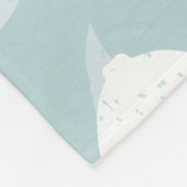 青淡い色のと白のマンタレイとスティングレイ フリースブランケット (角)