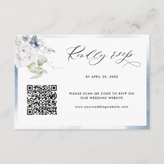 青淡い色の水色、フローラ結婚のQRコードRSVP エンクロージャーカード (正面)