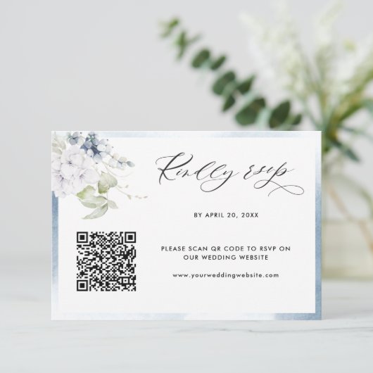 青淡い色の水色、フローラ結婚のQRコードRSVP エンクロージャーカード (スタンド正面)