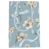 青淡い色の色と白の花と弓 ミディアムペーパーバッグ (正面)