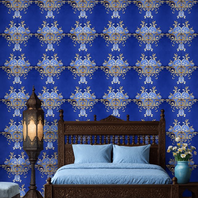青王室のと金ゴールドのアラベスク模様 壁紙 (Arabesque pattern wallpaper in royal blue and champagne gold, shown in Moroccan bedroom)