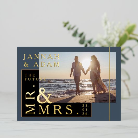 青王室のと金ゴールドの結婚写真のMr.And Mrs. 箔招待状 (立ち正面)