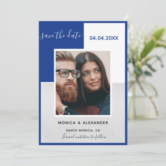 青王室の色のシルバーフォトウェディングデートを保存 招待状 (スタンド正面)