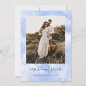 青白いスパークル雲の夢見るようなエレガントなウェディング セーブザデート (裏面)