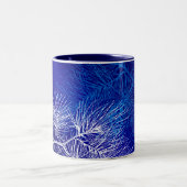 青白い冬の松 ツートーンマグカップ (中央)