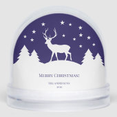 青白い鹿のクリスマス家族写真　松の木の下で (正面)