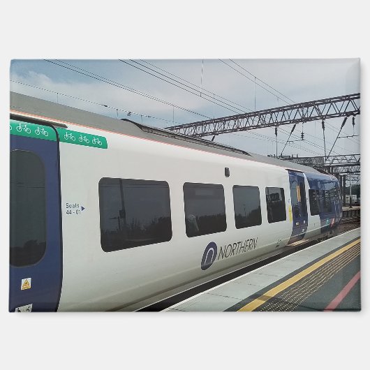 青白の列車 マグネット (正面)