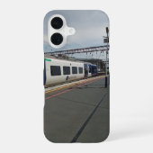 青白の列車 iPhone 16ケース (裏面)