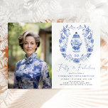 青白フローラ磁器50誕生日写真 招待状<br><div class="desc">青と白のインスパイア陶芸の生姜の瓶と上品な紋章をエレガント特徴とする美しい中華料理のデザイン</div>