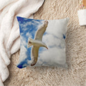 青空および白い雲とのSeagul飛行中に、 クッション (ブランケット)