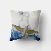 青空および白い雲とのSeagul飛行中に、 クッション (裏面)