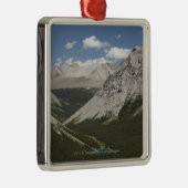 青空が付いている谷のmountain湖 メタルオーナメント (右)