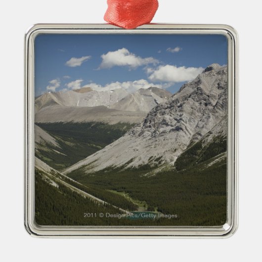 青空が付いている谷のmountain湖 メタルオーナメント (正面)