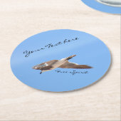 青空で飛行するカモメ ラウンドペーパーコースター (アングル)