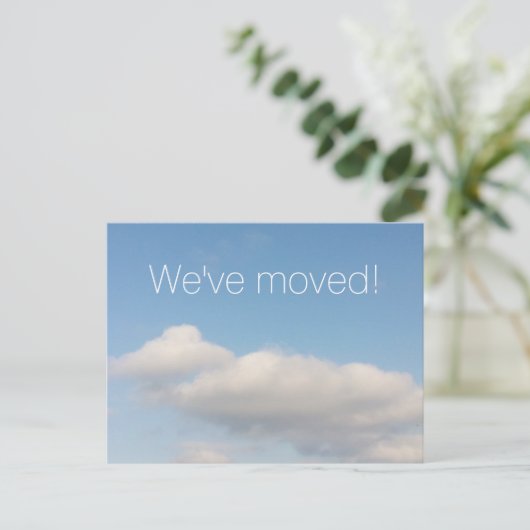 青空と白い雲が描かれたポストカードの移動 案内ポストカード (スタンド正面)