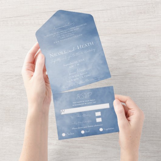 青空と白い雲の天のウェディング オールインワン招待状 (貼ってはがせる)