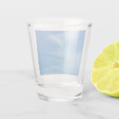 青空と白い雲の抽象芸術自然写真 ショットグラス (裏面)