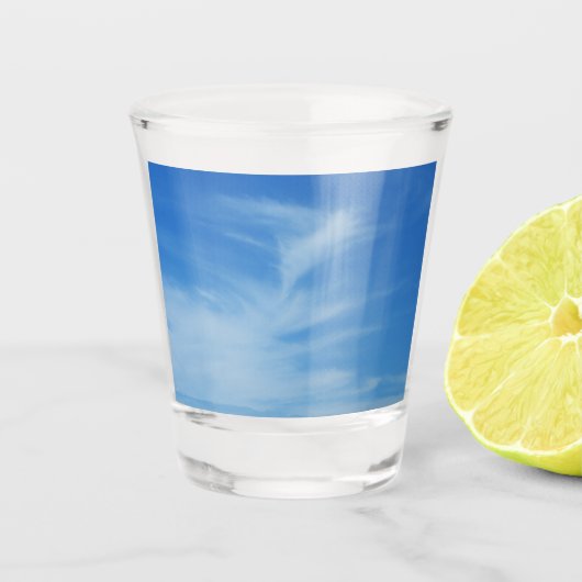 青空と白い雲の抽象芸術自然写真 ショットグラス (正面)