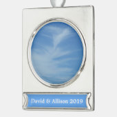 青空と白い雲の抽象芸術自然写真 シルバープレートバナーオーナメント (左)