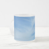 青空と白い雲の抽象芸術自然写真 フロストグラスマグカップ (正面左)