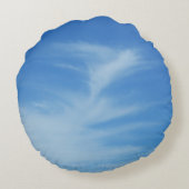 青空と白い雲の抽象芸術自然写真 ラウンドクッション (裏面)