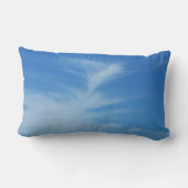 青空と白い雲の抽象芸術自然写真 ランバークッション (裏面)