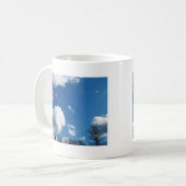 青空と白い雲 コーヒーマグカップ (正面左)