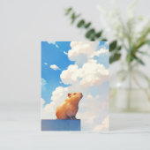 青空と白雲の下に座るカピバラ ポストカード (スタンド正面)