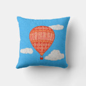 青空にコーラルオレンジ色の熱気球 クッション (裏面)