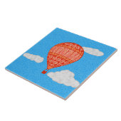 青空にコーラルオレンジ色の熱気球 タイル (側面)