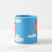 青空にコーラルオレンジ色の熱気球 マグカップ (中央)