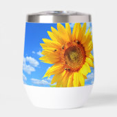 青空に咲くヒマワリとミツバチ (正面)