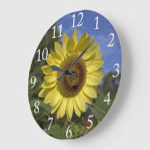 青空に咲く完璧な夏のひまわり。 ラージ壁時計 (傾斜)
