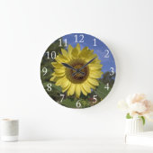 青空に咲く完璧な夏のひまわり。 ラージ壁時計 (ホーム)