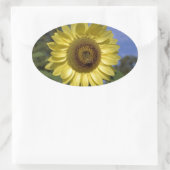 青空に咲く完璧な夏のひまわり。 楕円形シール (バッグ)