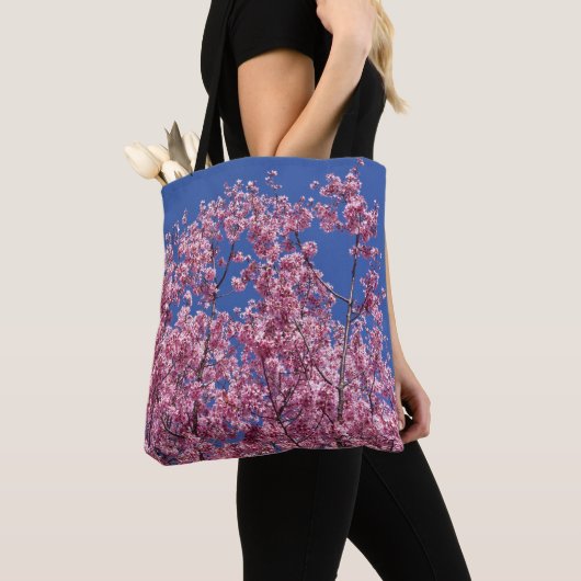青空に咲く桜の花 トートバッグ (クローズアップ)