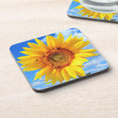青空に咲く黄色のひまわりとミツバチ – 夏 コースター (左側)