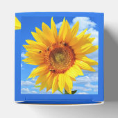 青空に咲く黄色のひまわりとミツバチ – 夏 フェイバーボックス (上部)