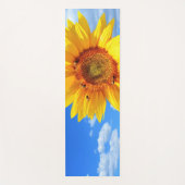 青空に咲く黄色のひまわりとミツバチ – 夏 ヨガマット (正面)