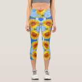 青空に咲く黄色のひまわりとミツバチ – Summer Day カプリレギンス (正面)