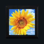 青空に咲く黄色のひまわりとミツバチ – Summer Day ギフトボックス<br><div class="desc">青空の黄色ひまわりミツバチ – 夏の日 – フォトフラワー自然 – あなたはパーソナライズすることができる – 写真を選ユニーク択/追加 – 画像/文字 – 名前/色/フォント/サイズ/詳細 – あなたの特別な贈り物を作る – サイズ変更し、削除し、画像/文字を追加するカスタマイズツール。デザインはMIGNED。私の他のプロジェクト/デザインと絵画を見なさい。1000以上のZazzle製品に私のデザインを転送することもできる。Good Luck - Be Happy :)</div>
