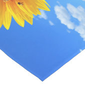 青空に咲く黄色のひまわりとミツバチ – Summer Day ショートテーブルランナー (コーナー)