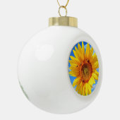 青空に咲く黄色のひまわりとミツバチ – Summer Day セラミックボールオーナメント (左)