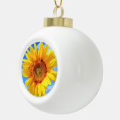 青空に咲く黄色のひまわりとミツバチ – Summer Day セラミックボールオーナメント (右)