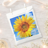 青空に咲く黄色のひまわりとミツバチ – Summer Day フェイバーバッグ (クリップ留めされた状態)