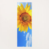 青空に咲く黄色のひまわりとミツバチ – Summer Day ヨガマット (裏面)