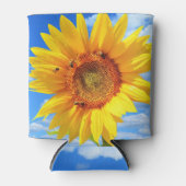 青空に咲く黄色のひまわりとミツバチ – Summer Day 缶クーラー (正面)