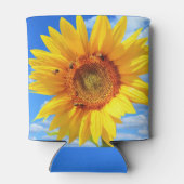 青空に咲く黄色のひまわりとミツバチ – Summer Day 缶クーラー (裏面)