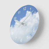 青空に浮かびふわふわの白い雲 ラウンド壁時計 (傾斜)